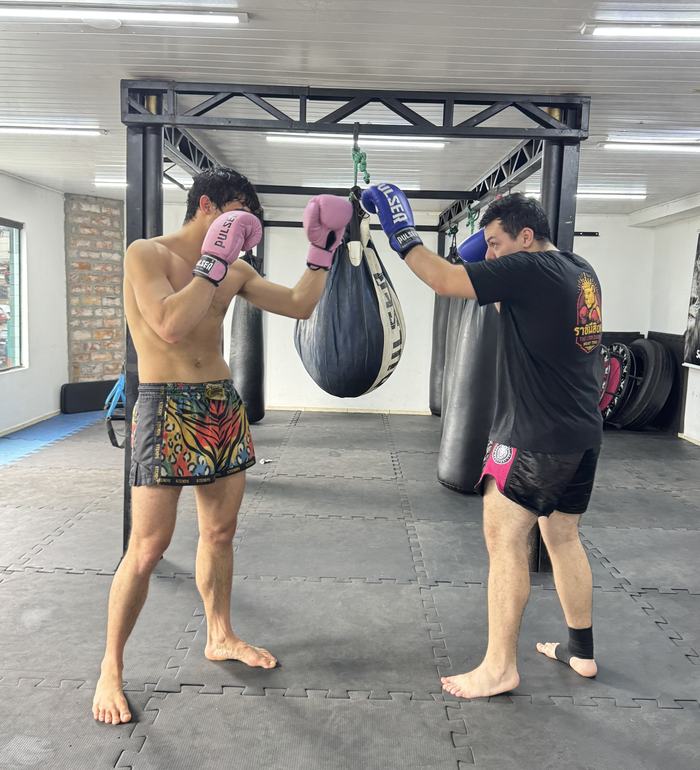 Dupla treinando guarda e golpes básicos